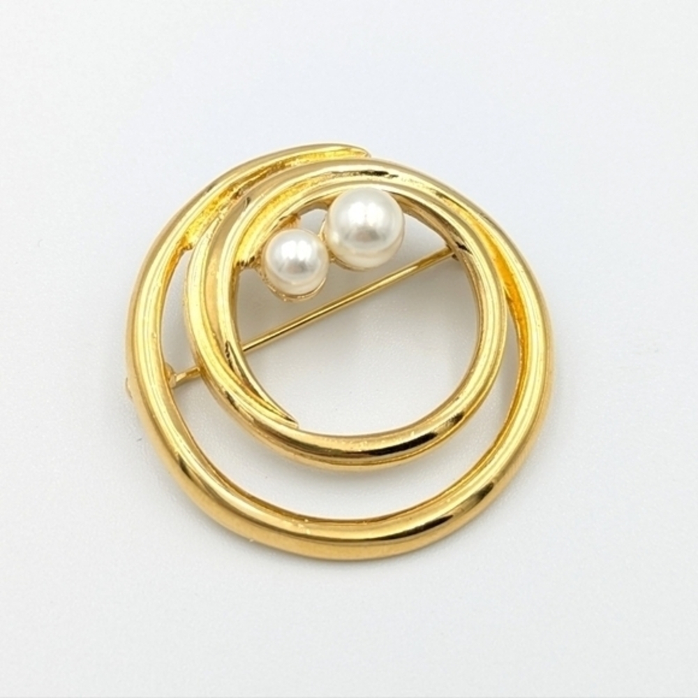 Vintage gold tone and faux pearl circle brooch pin